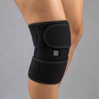 Rodillera térmica Alivia puesta y ajustada sobre la rodilla